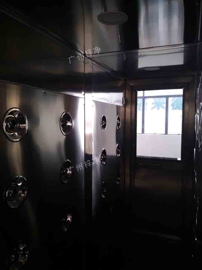 門禁刷卡風淋室內(nèi)結構整個產(chǎn)品外形板材采用304不銹鋼板材沖壓成型，防銹、堅固耐用