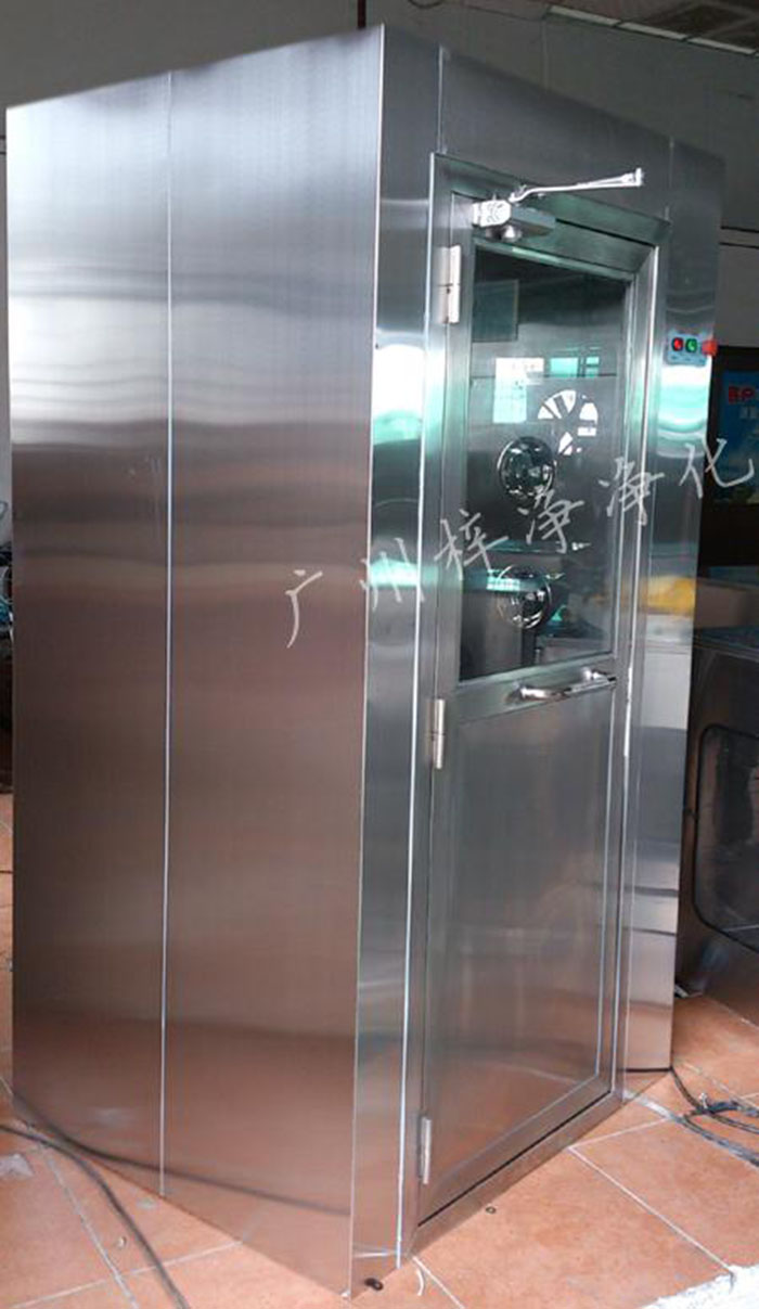 防爆風淋室主要配置有：防爆風機，離爆燈器等。