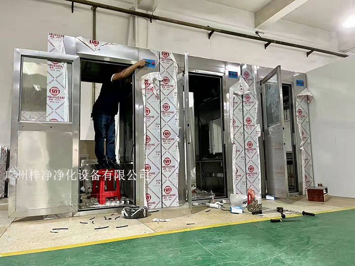 風淋室生產組裝現(xiàn)場實拍圖