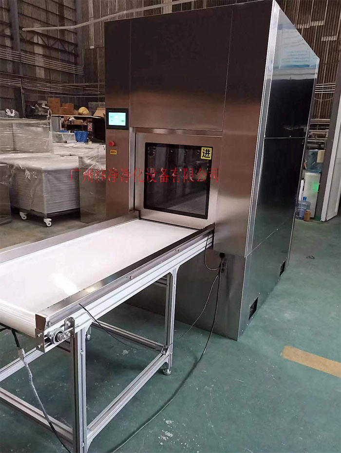 輸送帶傳遞窗還可吹淋被傳遞物品的表面，防止物品可能攜帶塵埃進入潔凈室。