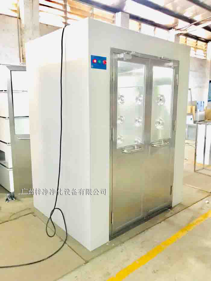 風(fēng)淋室是一種密閉的凈化設(shè)備，主要由外殼、風(fēng)淋?chē)娮?、風(fēng)機(jī)、空氣過(guò)濾器、控制系統(tǒng)等部分組成。