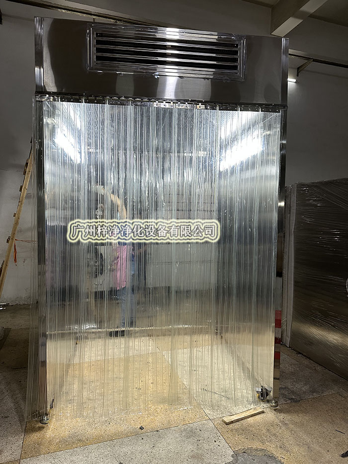 潔凈采樣車工作原理是從室內(nèi)空氣經(jīng)過初效過濾器、高效過濾器出風(fēng)的形式達到高潔凈度的工作環(huán)境，是一種垂直流局部空氣凈化裝置。