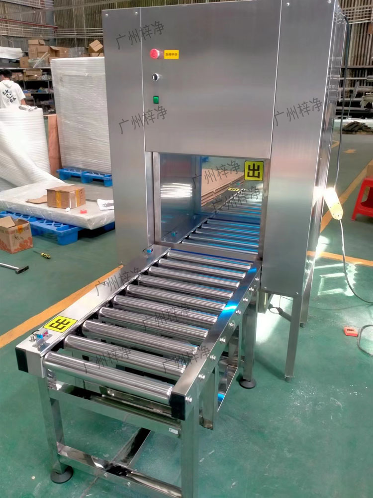 將需要傳遞的物品放置在輸送線傳遞窗的指定位置，確保物品穩固。