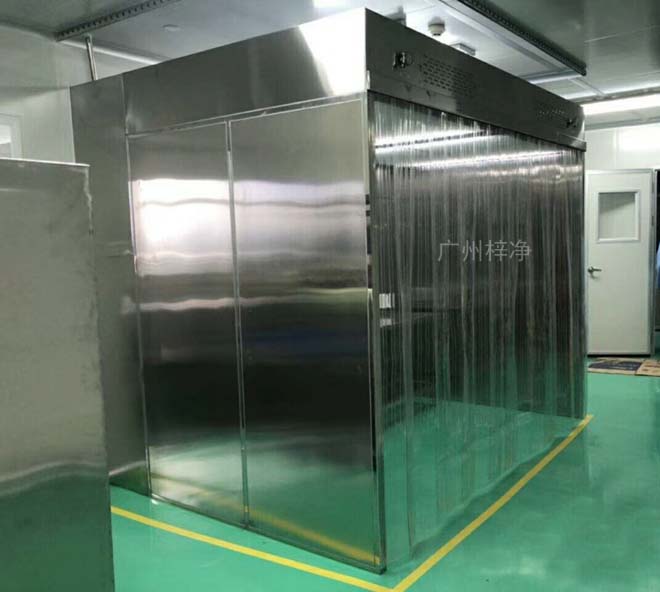 負壓稱量罩內空氣經初效過濾器、由離心風機壓入靜壓箱，在經高效過濾器后從氣流擴散送風單元出風面吹出，潔凈空氣以均勻的斷面風速流經工作區，從而形成高潔凈的工作環境。
