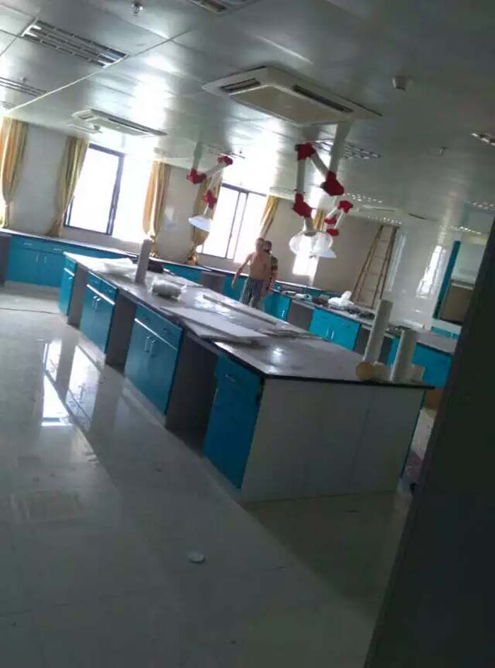 實驗臺應安裝在穩固的支撐結構上，確保實驗臺在使用過程中的穩定性。