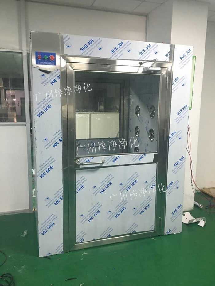 防爆風淋室是指風淋室的電機、指示燈、照明燈、接線管必須嚴格按照防爆標準