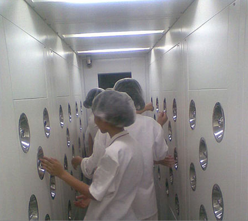 在進入風淋室之前，必須先脫去個人衣物，更換成潔凈服。