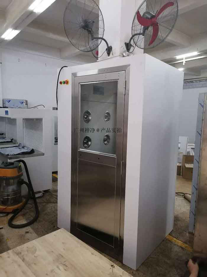 風淋室通過高速氣流的沖擊，使進入潔凈室的人員快速通過一個密封的空間