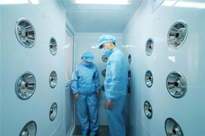 進入風淋室前，應佩戴專用鞋套和帽子，鞋套應與地面接觸面完全覆蓋，帽子則應能覆蓋頭發，防止頭發飛揚。