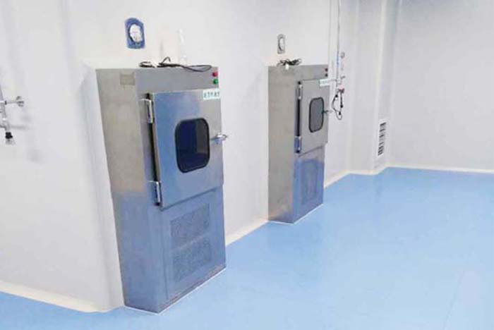 開啟傳遞窗：按照實驗室規定的方式開啟傳遞窗，通常為從外向內或從內向外開啟。