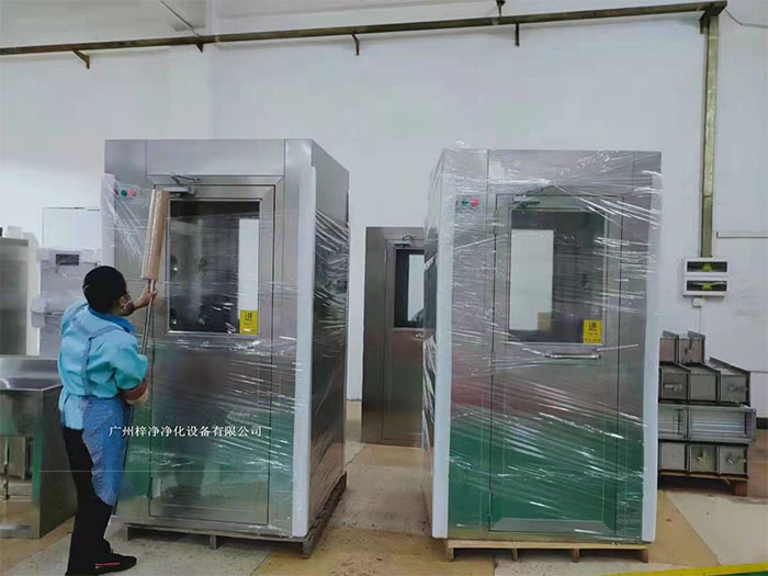 風(fēng)淋室在運輸前，應(yīng)對風(fēng)淋室進行徹底的清潔，并確保內(nèi)部干燥