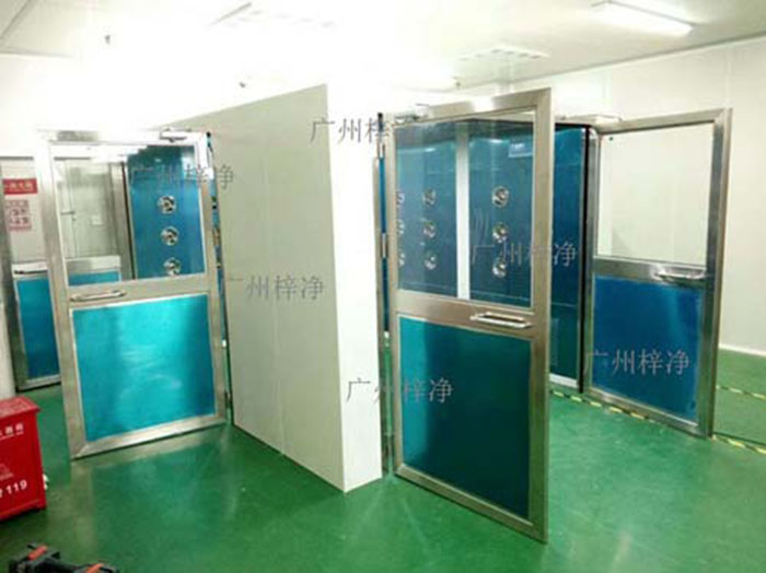 轉(zhuǎn)角風(fēng)淋室應(yīng)安裝在潔凈車間內(nèi)部人流物流頻繁且潔凈度要求較高的區(qū)域。通常位于轉(zhuǎn)角或門(mén)口等關(guān)鍵位置。