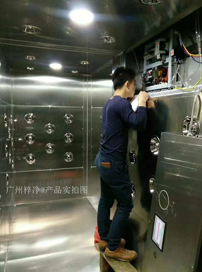 檢查風淋室控制器是否損壞，按鈕是否失靈。