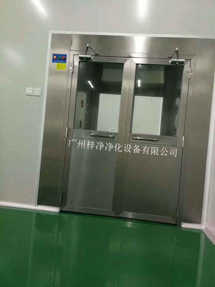 檢查風淋室高效過濾器和初效過濾器是否干凈，如有灰塵或雜質(zhì)，應進行清潔或更換。