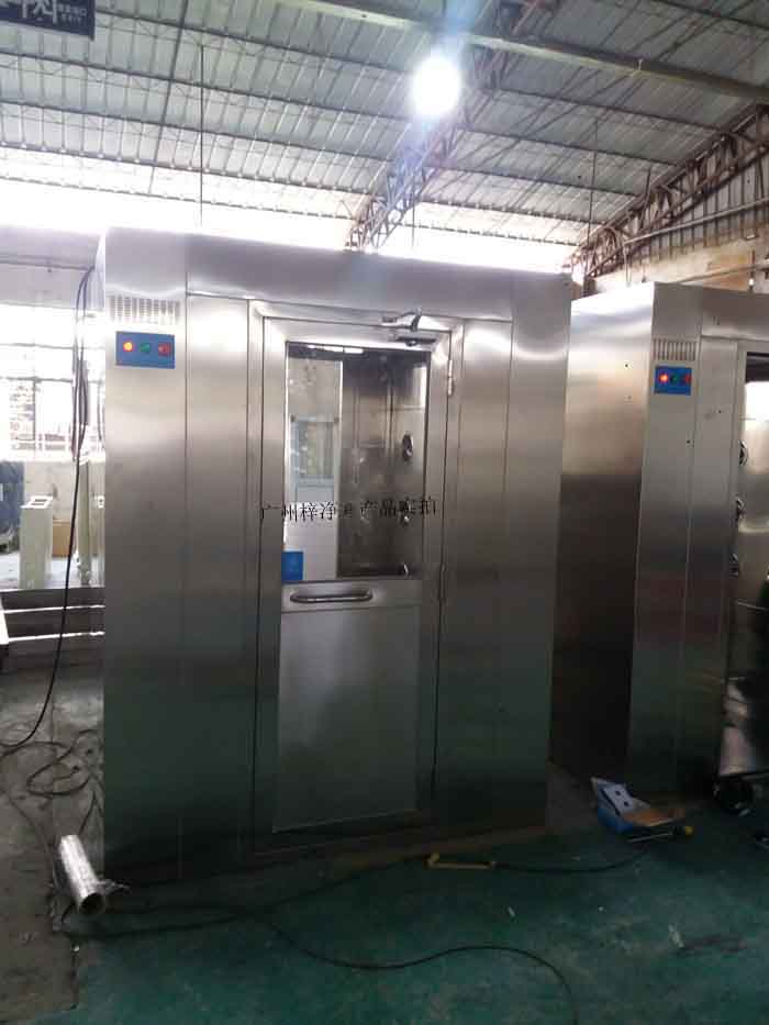 風(fēng)淋室在潔凈室半導(dǎo)體、藥品生產(chǎn)、食品加工等行業(yè)中扮演著至關(guān)重要，