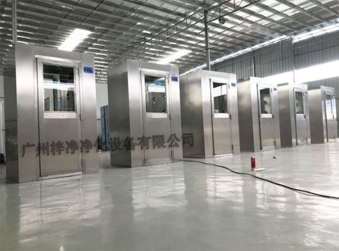 風淋室內部空氣的流動均勻性對于確保潔凈室內的氣流方向和速度分布至關重要。