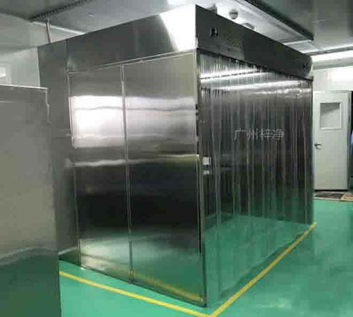 潔凈層流罩通過特殊的氣流組織，形成均勻、穩(wěn)定的氣流層，確保工作區(qū)域內(nèi)的空氣潔凈度。