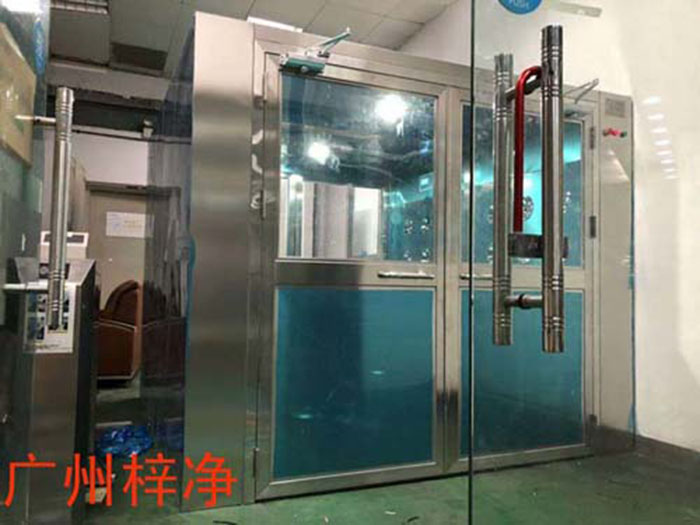 風(fēng)淋室安裝現(xiàn)場實拍圖