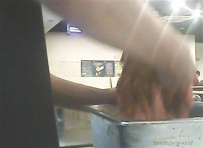 在開餐前，烤肉店一名員工正徒手攪拌肉片。
