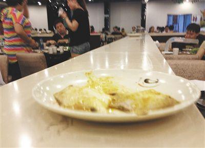 客人剩下的魚，被擺在一旁的石臺上，它們隨后被送往后廚，繞一圈后再次出現在餐臺。
