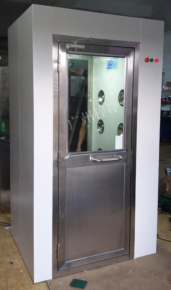 1200型風(fēng)淋室是進(jìn)入潔凈室所必需的通道，可以減少進(jìn)出潔凈室所帶來(lái)的污染問(wèn)題。
