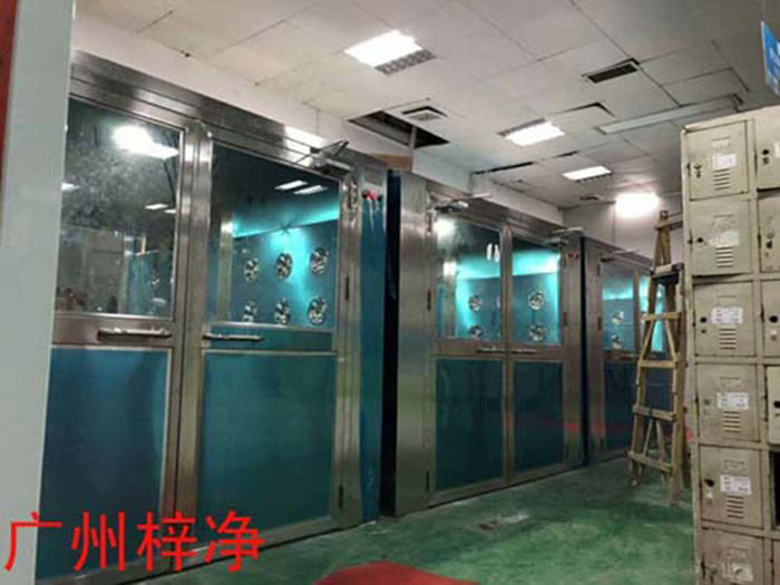 風淋室安裝現(xiàn)場地面一定要平整的幾點說明