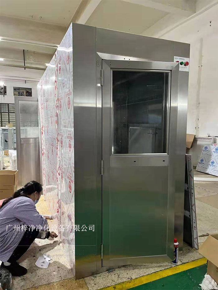 風淋室應(yīng)設(shè)置在潔凈車間的主要入口